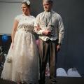 Les Mariés de Fifi couple défilé Mariages Hommes Fifi au jardin