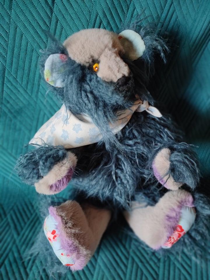 Découvrez Blu grand ours de collection articulé fait-main par Fifi