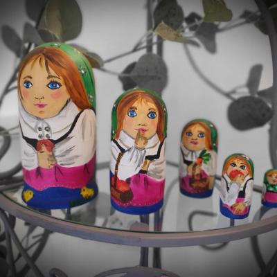 Matriochkas set de 5 poupées russes faites main par Fifi au jardin