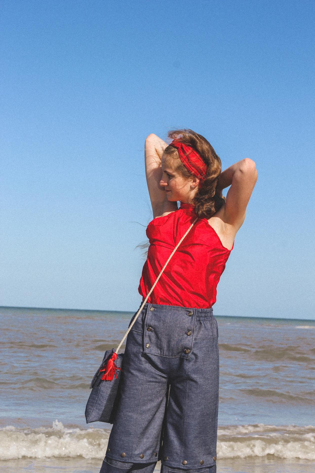 Danseuse et mannequin Félicie porte la tenue 'Brise marine' de la Collection Fifi au jardin Printemps-Eté 2021_copyright Fifi au jardin 2020-2021 Un grand vent de fleurs
