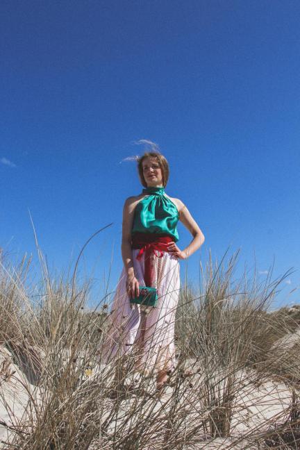Danseuse et mannequin Félicie porte la tenue 'Retour du jardin' de la Collection Fifi au jardin Printemps-Eté 2021_copyright Fifi au jardin 2020-2021 Un grand vent de fleurs
