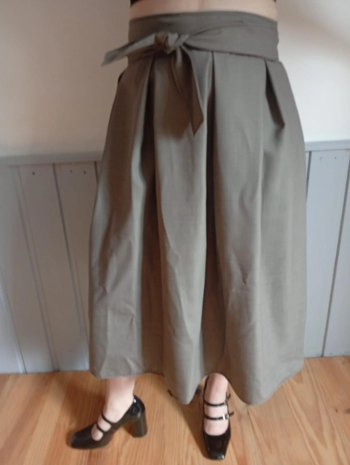 Jupe portefeuille Anastasia – laine & plis creux  