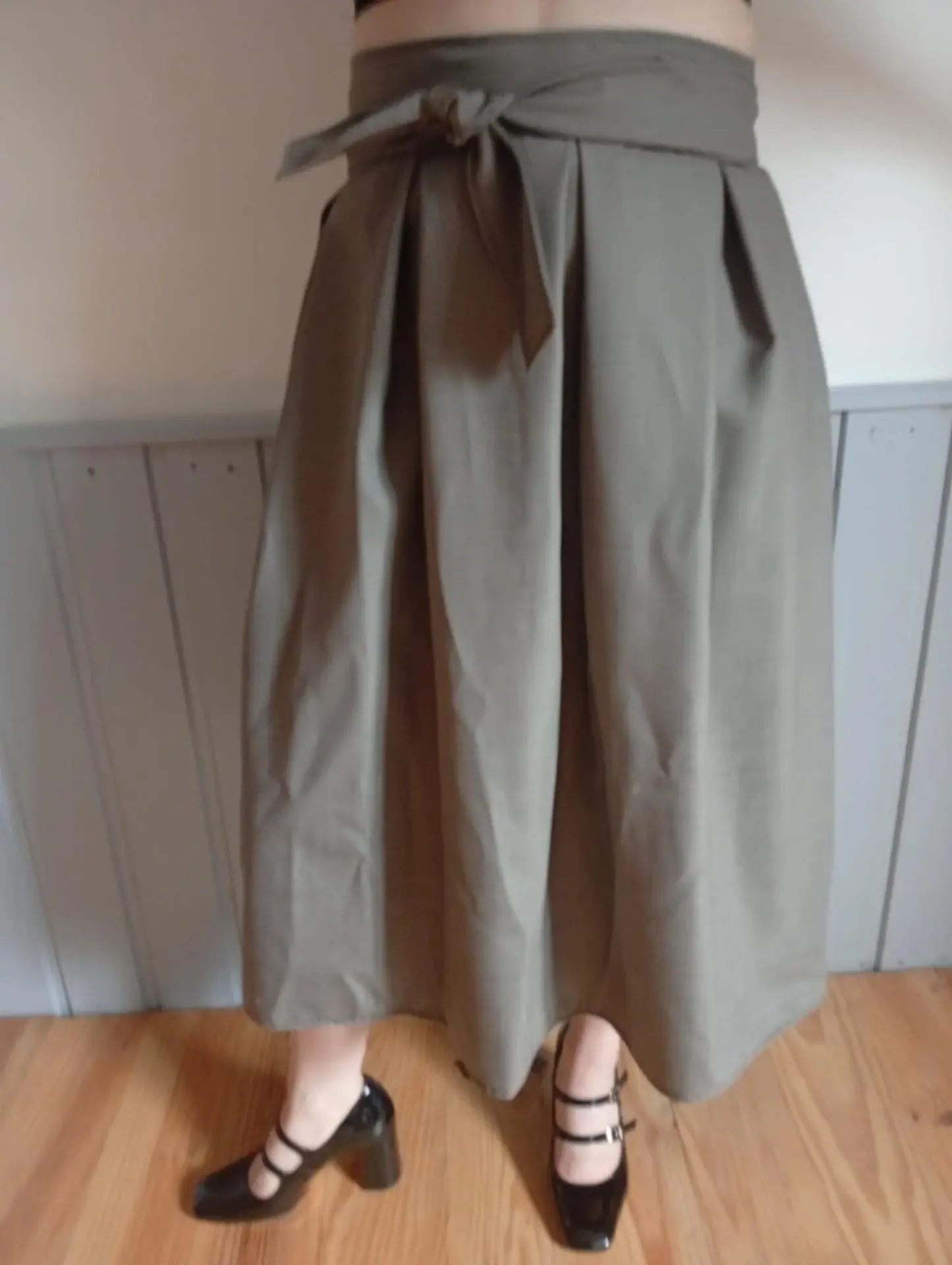 Jupe portefeuille Anastasia – laine & plis creux  