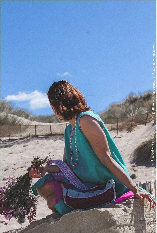 Mannequin maeva campergue porte la tenue bain de soleil de la collection fifi au jardin printemps ete 2021 copyright fifi au jardin 2020 2021 un grand vent de fleurs i13