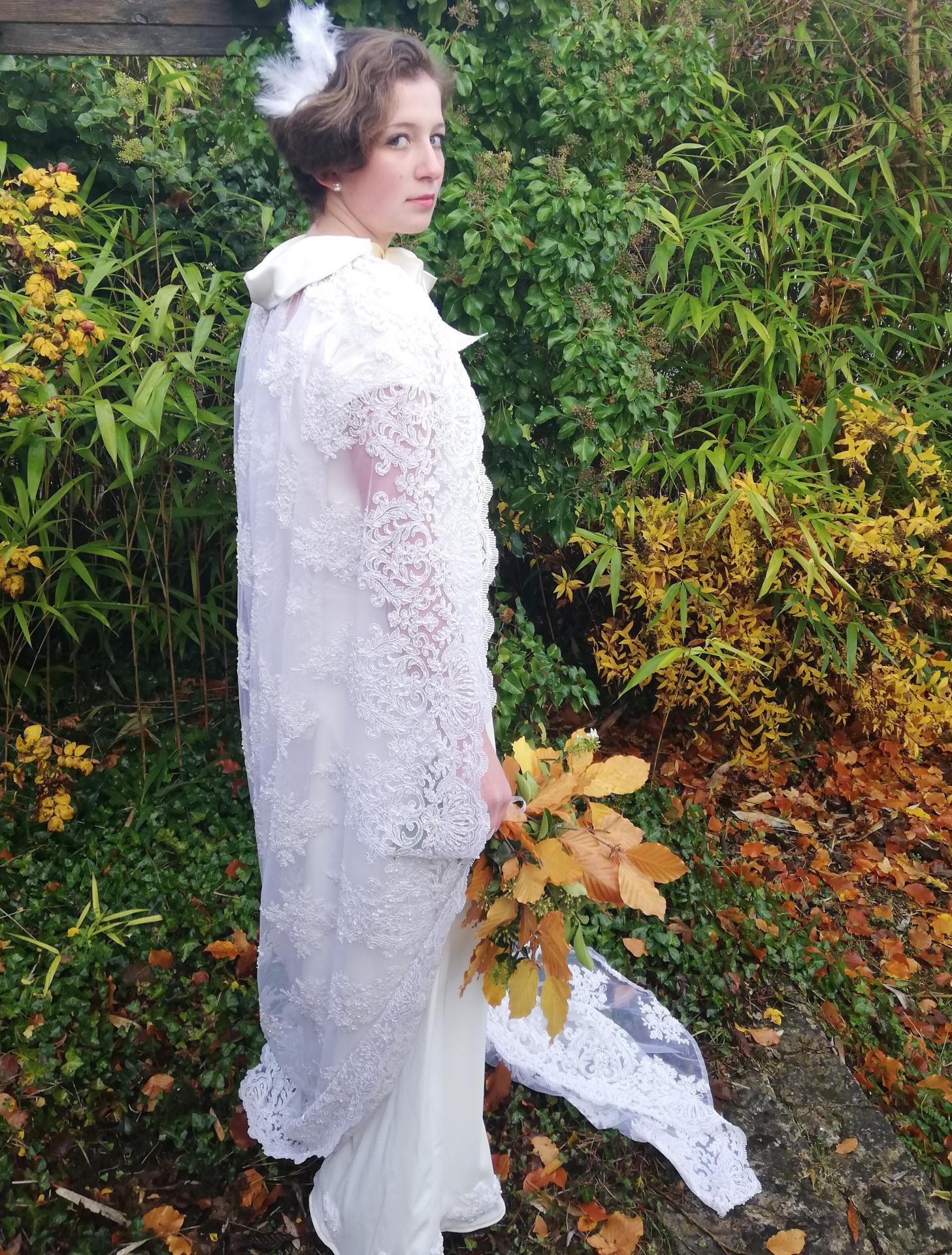 Robe de mariee reversible annees folles fifi au jardin pose 17