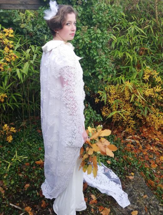 Robe de mariee reversible annees folles fifi au jardin pose 23