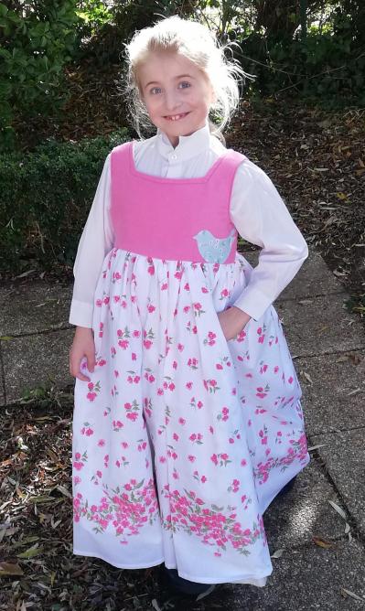Robe de princesse reversible 7 8 ans fraise fifi au jardin pose 3