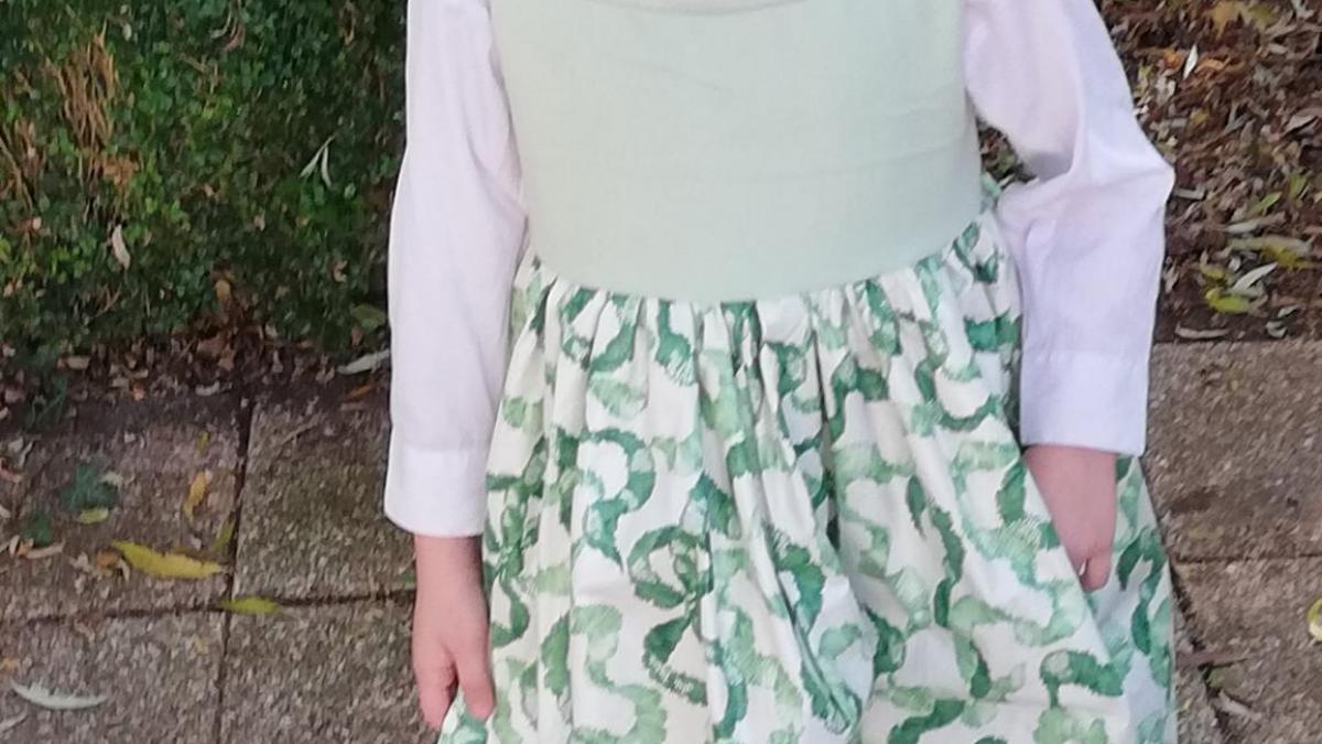 Robe de princesse reversible 7 8 ans fraise fifi au jardin pose 6