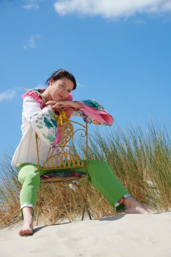 Mannequin Oleksandra porte la tenue 'La Cueillette' de la Collection écoresponsable et solidaire Un grand vent de fleurs Fifi au jardin Haute Couture Printemps-Eté 2021