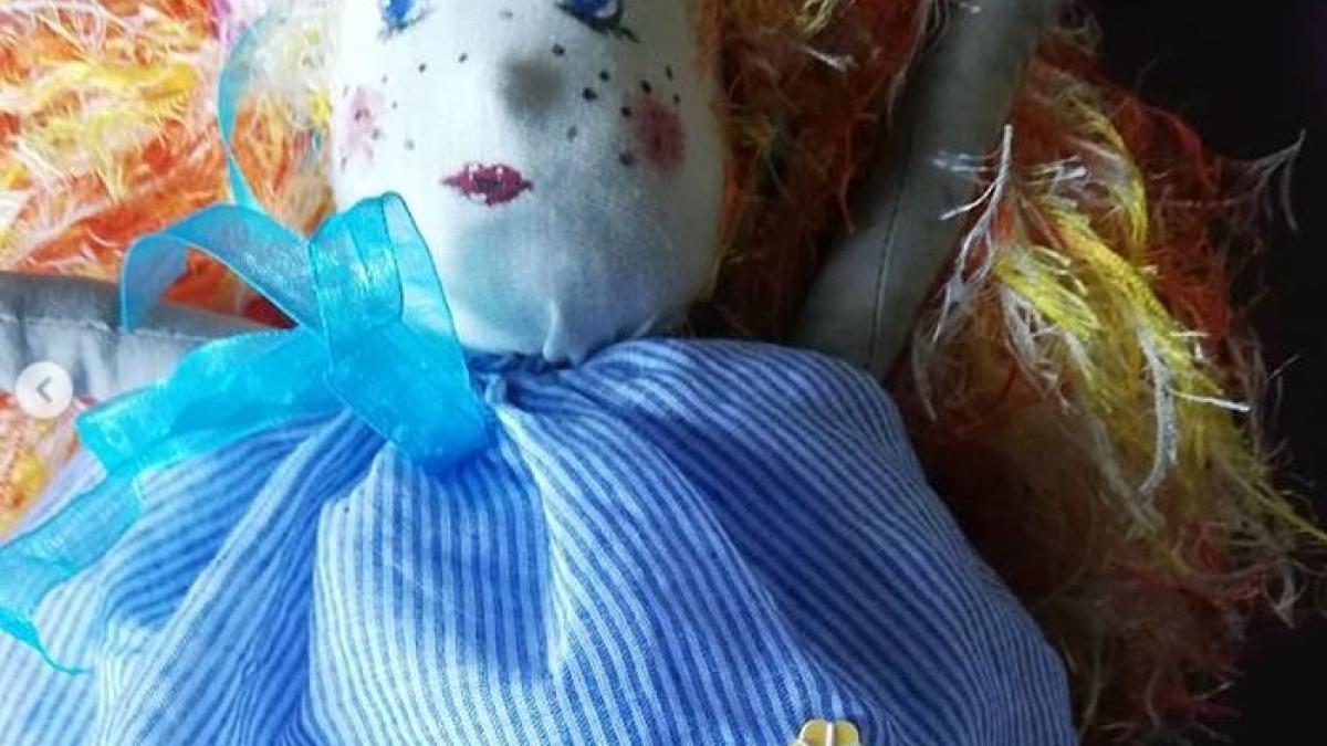 Zoom chaussons faits main fee marionnette fifi au jardin i2