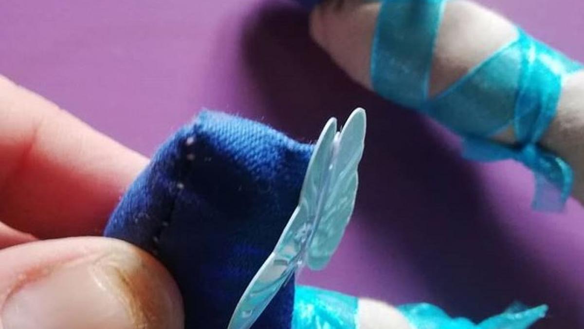 Zoom chaussons faits main fee marionnette fifi au jardin